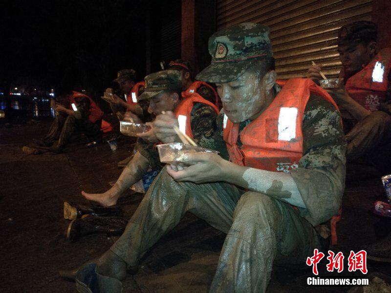 Imágenes de soldados agotados después de las labores de limpieza tras la inundación