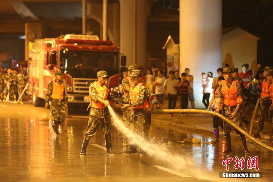 Imágenes de soldados agotados después de las labores de limpieza tras la inundación