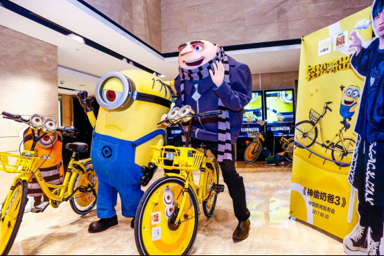 Mobike y Ofo usan impermeables y minions para atraer a los usuarios