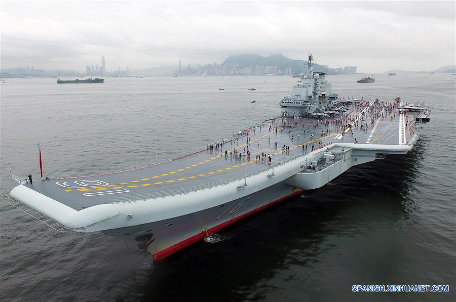 Ciudadanos de Hong Kong visitan el portaaviones chino Liaoning