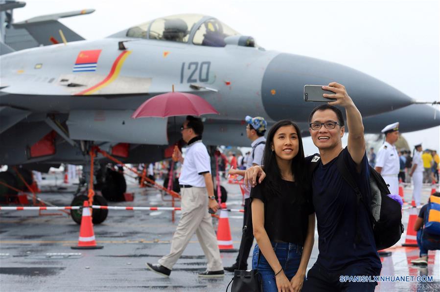 Ciudadanos de Hong Kong visitan el portaaviones chino Liaoning