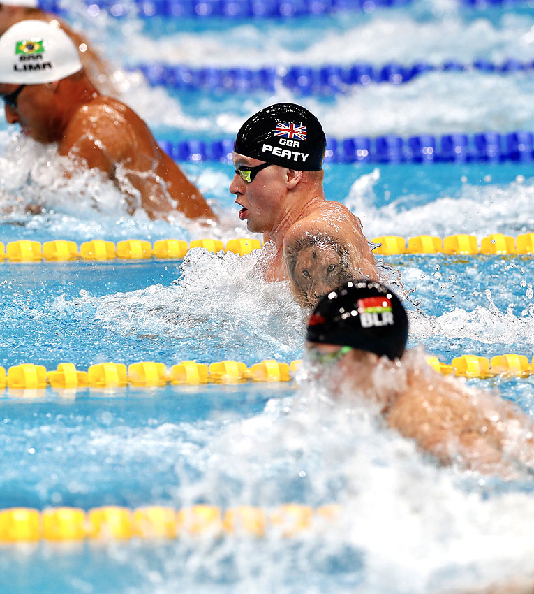 Británico Adam Peaty rompe récord mundial de 50 metros braza durante mundial en Budapest