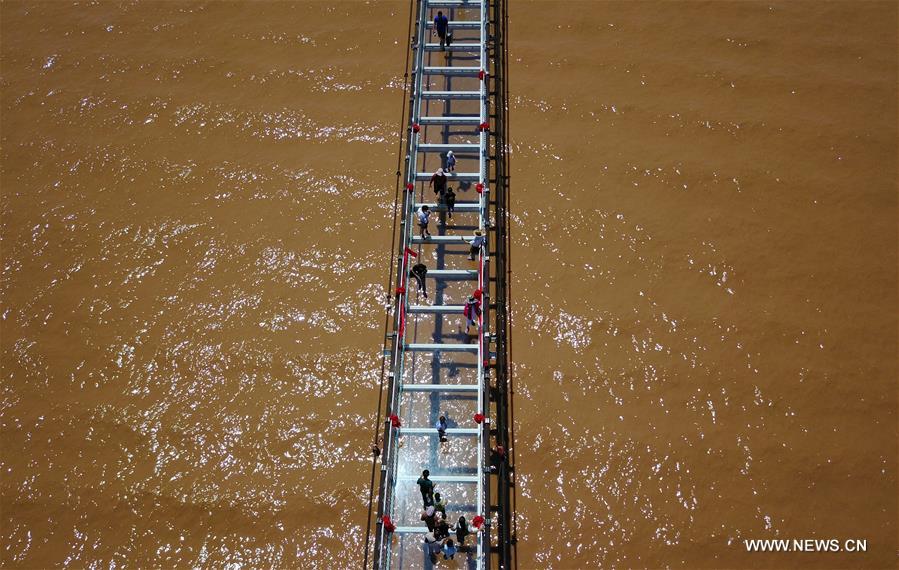 Zhongwei: el imponente puente de cristal del río Amarillo