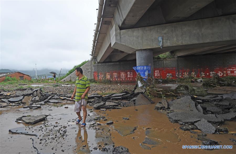 Vista de un camino da?ado hacia el municipio Qianyingzi del condado de Xiuyan de Anshan, en la provincia de Liaoning, en el noreste de China, el 4 de agosto de 2017. Una lluvia torrencial afectó al condado el jueves y viernes, da?ando caminos, instalaciones de electricidad y cultivos en algunos municipios. Un total de 18,900 personas han sido trasladadas a lugares seguros, y la ciudad ha iniciado el nivel 1 de respuesta de emergencias para enfrentar las posibles inundaciones. (Xinhua/Yang Qing)