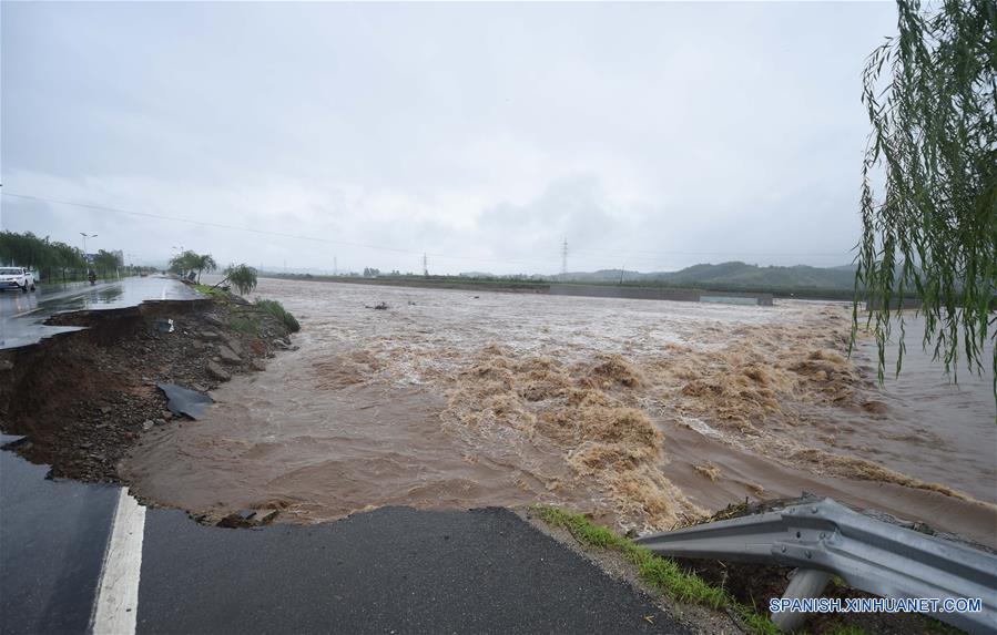 Vista de un camino da?ado hacia el municipio Qianyingzi del condado de Xiuyan de Anshan, en la provincia de Liaoning, en el noreste de China, el 4 de agosto de 2017. Una lluvia torrencial afectó al condado el jueves y viernes, da?ando caminos, instalaciones de electricidad y cultivos en algunos municipios. Un total de 18,900 personas han sido trasladadas a lugares seguros, y la ciudad ha iniciado el nivel 1 de respuesta de emergencias para enfrentar las posibles inundaciones. (Xinhua/Yang Qing)