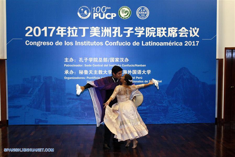 LIMA, agosto 18, 2017 (Xinhua) -- Estudiantes del Colegio Peruano Chino Juan XXIII participan durante la inauguración del VII Congreso de Institutos Confucio en Latinoamérica, en el auditorio de la Pontificia Universidad Católica del Perú (PUCP) en la ciudad de Lima, Perú, el 18 de agosto de 2017. El VII Congreso de Institutos Confucio en Latinoamérica se inauguró en la capital peruana el viernes, en que participan representantes de esos centros de ense?anza en la región, con el objetivo de elaborar un plan estratégico de cinco a 10 a?os. (Xinhua/Luis Camacho)