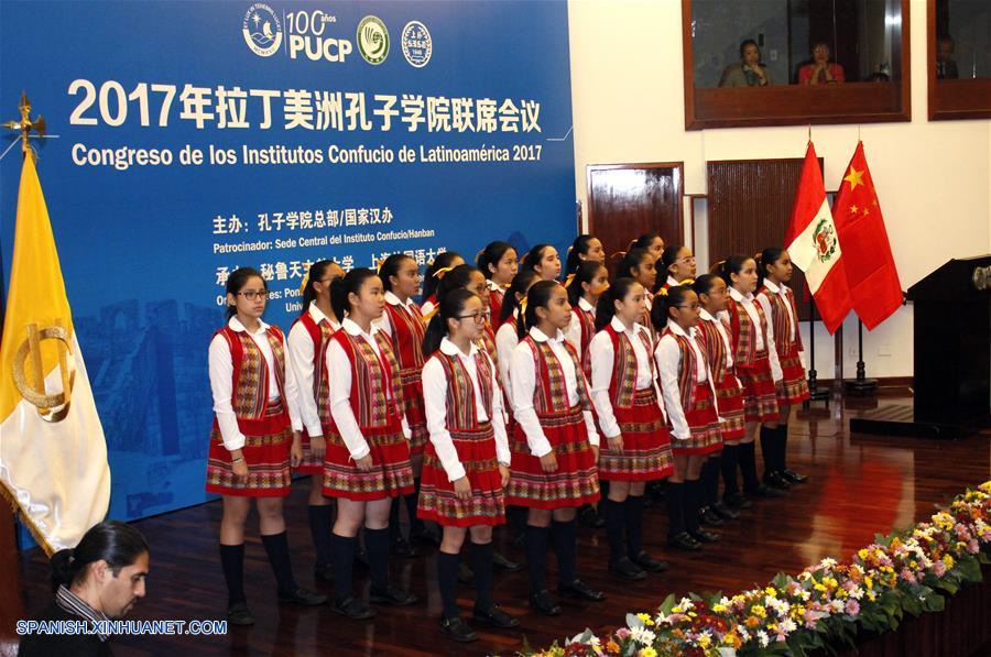 LIMA, agosto 18, 2017 (Xinhua) -- Miembros del coro del Colegio Peruano Chino Juan XXIII participan durante la inauguración del VII Congreso de Institutos Confucio en Latinoamérica, en el auditorio de la Pontificia Universidad Católica del Perú (PUCP) en la ciudad de Lima, Perú, el 18 de agosto de 2017. El VII Congreso de Institutos Confucio en Latinoamérica se inauguró en la capital peruana el viernes, en que participan representantes de esos centros de ense?anza en la región, con el objetivo de elaborar un plan estratégico de cinco a 10 a?os. (Xinhua/Luis Camacho)