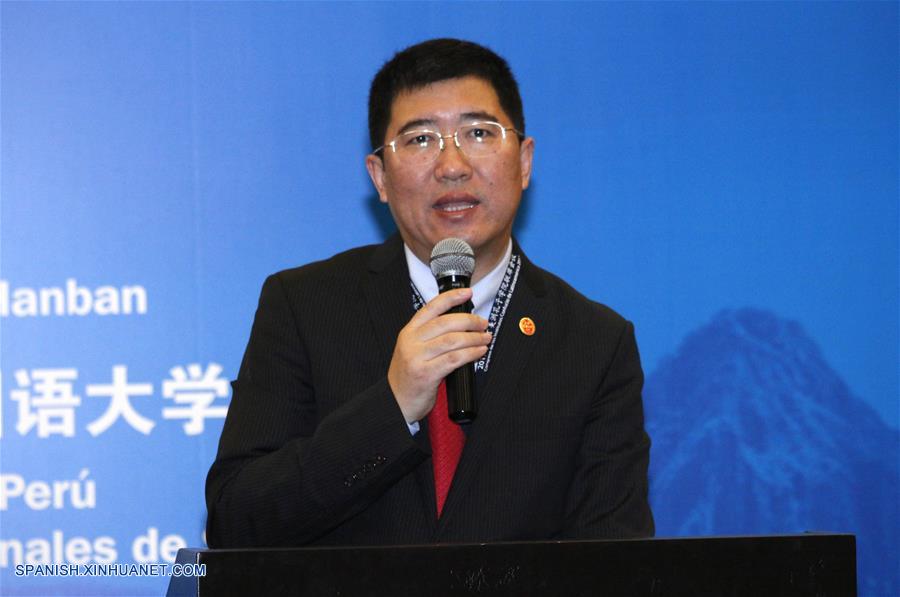 LIMA, agosto 18, 2017 (Xinhua) -- El vicerrector de la Universidad de Estudios Internacionales de Shanghai, Yang Li, pronuncia un discurso durante la inauguración del VII Congreso de Institutos Confucio en Latinoamérica, en el auditorio de la Pontificia Universidad Católica del Perú (PUCP) en la ciudad de Lima, Perú, el 18 de agosto de 2017. El VII Congreso de Institutos Confucio en Latinoamérica se inauguró en la capital peruana el viernes, en que participan representantes de esos centros de ense?anza en la región, con el objetivo de elaborar un plan estratégico de cinco a 10 a?os. (Xinhua/Luis Camacho)