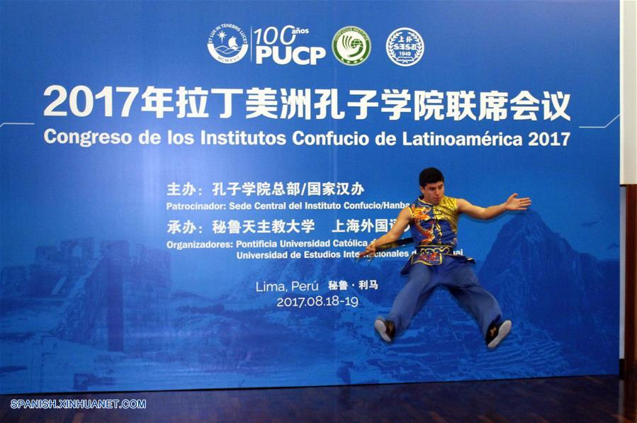 LIMA, agosto 18, 2017 (Xinhua) -- Un estudiante del Colegio Peruano Chino Diez de Octubre participa durante la inauguración del VII Congreso de Institutos Confucio en Latinoamérica, en el auditorio de la Pontificia Universidad Católica del Perú (PUCP) en la ciudad de Lima, Perú, el 18 de agosto de 2017. El VII Congreso de Institutos Confucio en Latinoamérica se inauguró en la capital peruana el viernes, en que participan representantes de esos centros de ense?anza en la región, con el objetivo de elaborar un plan estratégico de cinco a 10 a?os. (Xinhua/Luis Camacho)