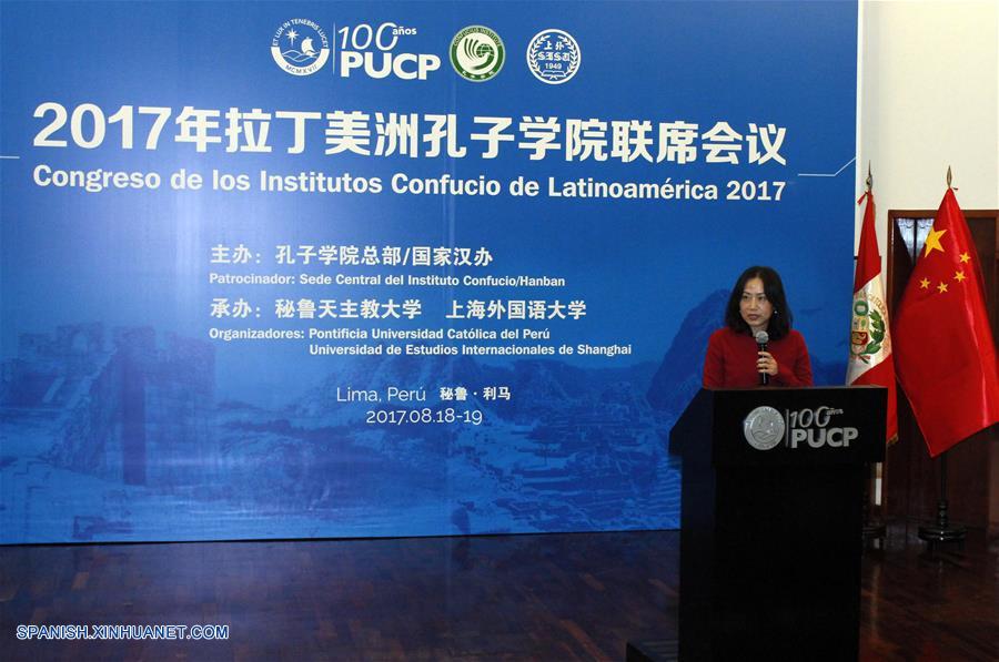 LIMA, agosto 18, 2017 (Xinhua) -- La subdirectora de la Oficina de los Institutos Confucio, Jing Wei, pronuncia un discurso durante la inauguración del VII Congreso de Institutos Confucio en Latinoamérica, en el auditorio de la Pontificia Universidad Católica del Perú (PUCP) en la ciudad de Lima, Perú, el 18 de agosto de 2017. El VII Congreso de Institutos Confucio en Latinoamérica se inauguró en la capital peruana el viernes, en que participan representantes de esos centros de ense?anza en la región, con el objetivo de elaborar un plan estratégico de cinco a 10 a?os. (Xinhua/Luis Camacho)