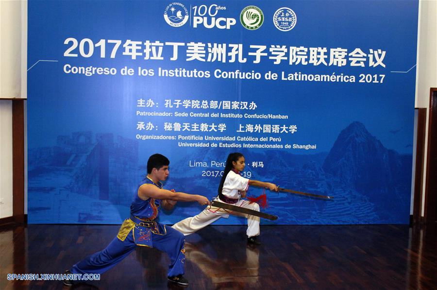 LIMA, agosto 18, 2017 (Xinhua) -- Estudiantes del Colegio Peruano Chino Diez de Octubre participan durante la inauguración del VII Congreso de Institutos Confucio en Latinoamérica, en el auditorio de la Pontificia Universidad Católica del Perú (PUCP) en la ciudad de Lima, Perú, el 18 de agosto de 2017. El VII Congreso de Institutos Confucio en Latinoamérica se inauguró en la capital peruana el viernes, en que participan representantes de esos centros de ense?anza en la región, con el objetivo de elaborar un plan estratégico de cinco a 10 a?os. (Xinhua/Luis Camacho)