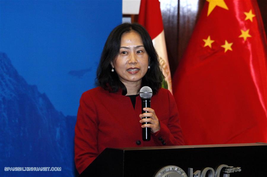 LIMA, agosto 18, 2017 (Xinhua) -- La subdirectora de la Oficina de los Institutos Confucio, Jing Wei, pronuncia un discurso durante la inauguración del VII Congreso de Institutos Confucio en Latinoamérica, en el auditorio de la Pontificia Universidad Católica del Perú (PUCP) en la ciudad de Lima, Perú, el 18 de agosto de 2017. El VII Congreso de Institutos Confucio en Latinoamérica se inauguró en la capital peruana el viernes, en que participan representantes de esos centros de ense?anza en la región, con el objetivo de elaborar un plan estratégico de cinco a 10 a?os. (Xinhua/Luis Camacho)