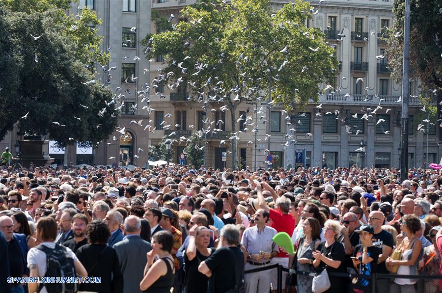 Miles de personas se reúnen en Barcelona como una muestra de desafío al terrorismo