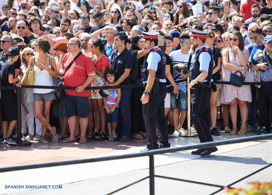 Miles de personas se reúnen en Barcelona como una muestra de desafío al terrorismo