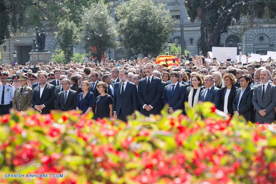 Miles de personas se reúnen en Barcelona como una muestra de desafío al terrorismo