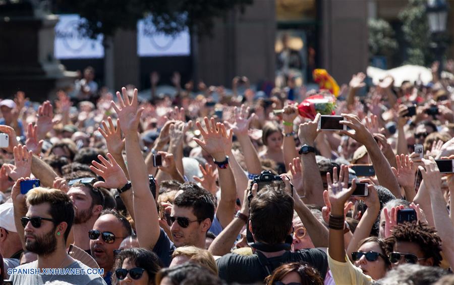 Miles de personas se reúnen en Barcelona como una muestra de desafío al terrorismo