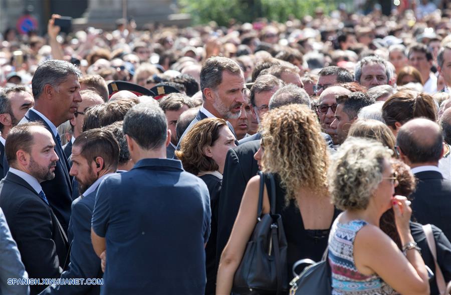 Miles de personas se reúnen en Barcelona como una muestra de desafío al terrorismo