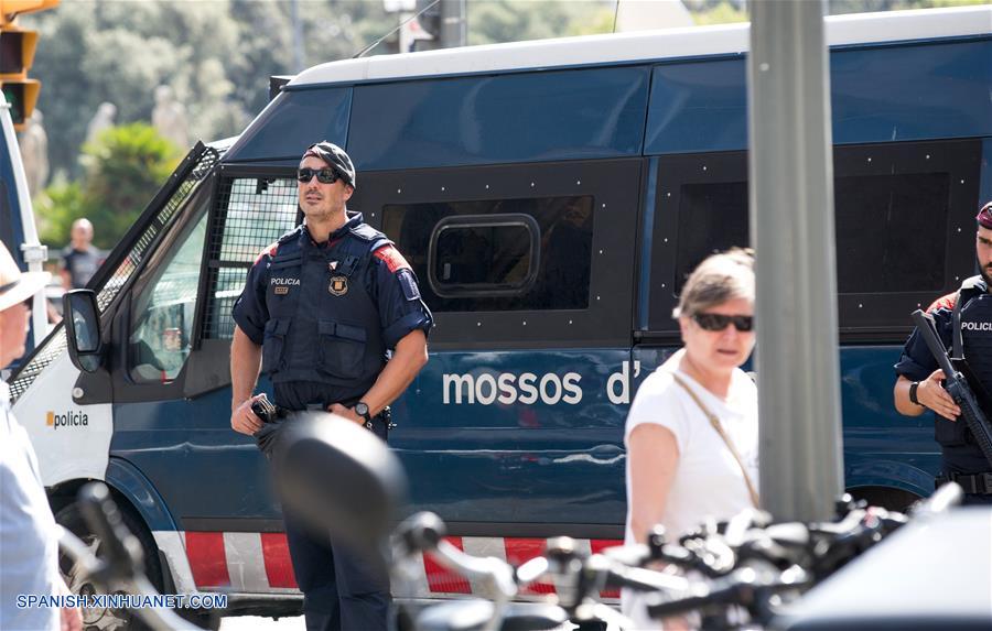 Miles de personas se reúnen en Barcelona como una muestra de desafío al terrorismo