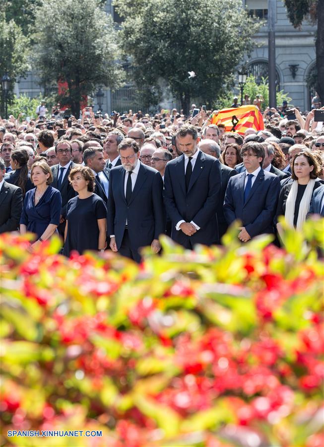 Miles de personas se reúnen en Barcelona como una muestra de desafío al terrorismo