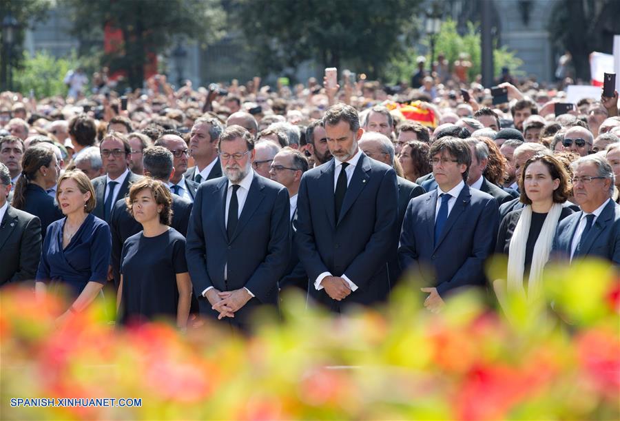 Miles de personas se reúnen en Barcelona como una muestra de desafío al terrorismo