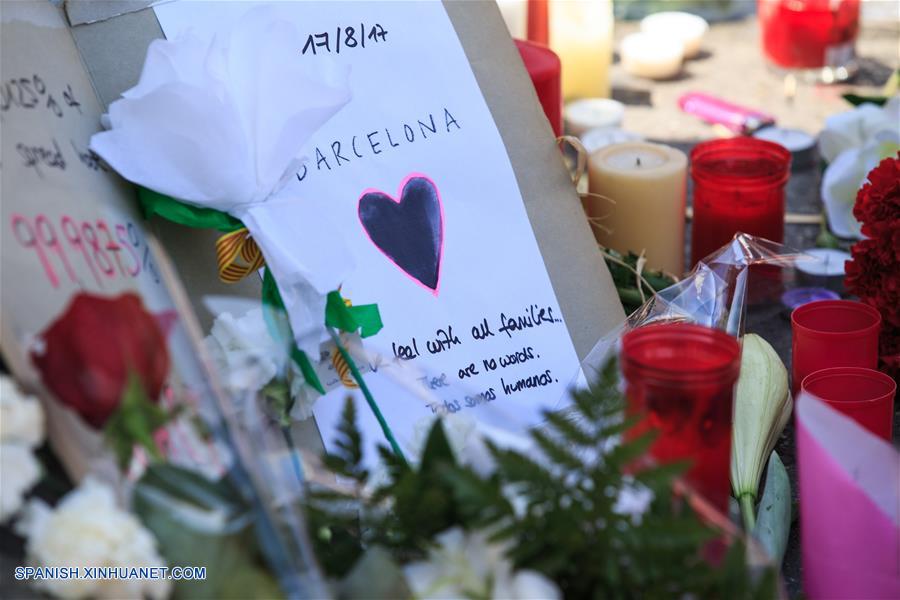 Miles de personas se reúnen en Barcelona como una muestra de desafío al terrorismo