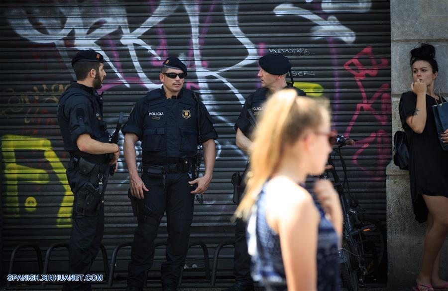 Miles de personas se reúnen en Barcelona como una muestra de desafío al terrorismo