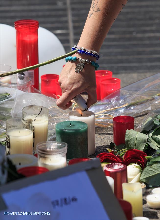 Miles de personas se reúnen en Barcelona como una muestra de desafío al terrorismo