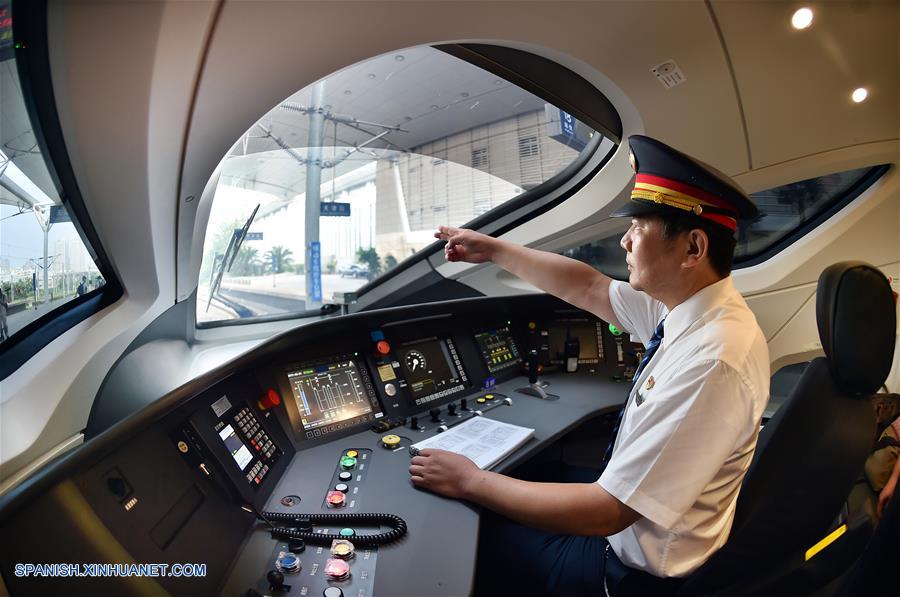 TIANJIN, agosto 21, 2017 (Xinhua) -- Un conductor de tren se prepara antes de conducir el tren bala Fuxing de Tianjin a Beijing, en Tianjin, en el norte de China, el 21 de agosto de 2017. La nueva generación de trenes bala de China, los Fuxing, fueron puestos en operación el lunes en el Ferrocarril Interurbano Beijing-Tianjing. (Xinhua/Yang Baosen) 