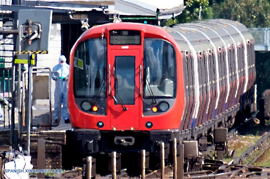 LONDRES, septiembre 15, 2017 (Xinhua) -- Un miembro del equipo forense trabaja en la estación Parsons Green del Metro de Londres, donde se registró una explosión, en Londres, Reino Unido, el 15 de septiembre de 2017. La explosión ocurrida el viernes en el metro de Londres fue causada por un artefacto de fabricación casera, informó la Policía británica. Un cubo de plástico de color blanco fue el origen del estallido en un vagón lleno de gente a hora pico en la estación de Parsons Green, al oeste de Londres, hacia las 08:20 a.m, hora local. Dieciocho personas fueron trasladadas al hospital tras la explosión, pero ninguna con heridas de gravedad, a?adió la Policía. (Xinhua/Ray Tang/London News Pictures/ZUMAPRESS)