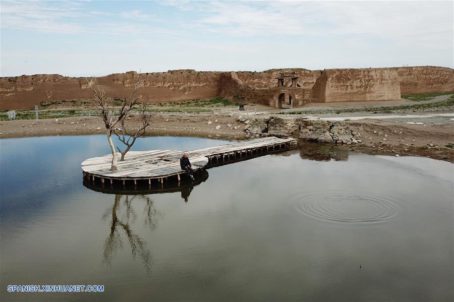 GANSU, septiembre 15, 2017 (Xinhua) -- Imagen del 1 de septiembre de 2017 de Li Chongren, un maestro retirado, descansando en las afueras de la antigua ciudad de Yongtai en el condado de Jingtai, provincia de Gansu, en el noroeste de China. Localizada a 25 kilómetros del condado de Jingtai, la ciudad de Tortuga de Yongtai obtuvo su nombre debido la fugura de tortuga del castillo. Como una ciudad antigua que se remonta la Dinastía Ming (1368-1644), fue preservada como una reliquia cultural a nivel nacional. (Xinhua/Fan Peishen)