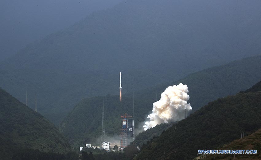 China lanza tres satélites