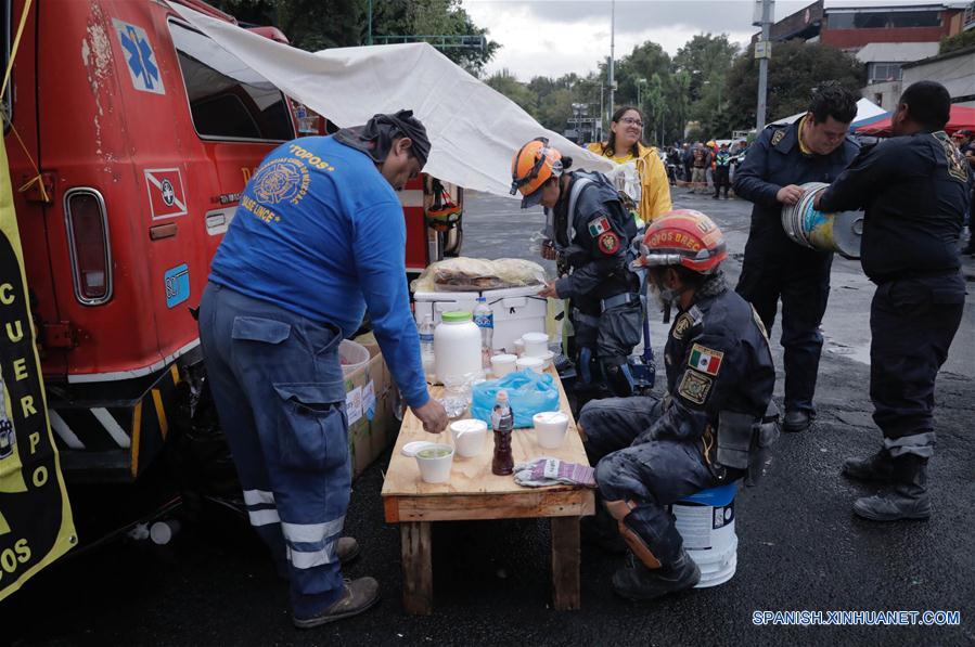 México eleva a 360 cifra de muertos por terremoto en en centro del país