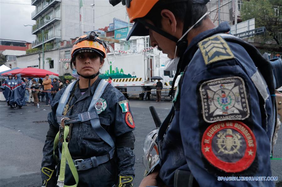 México eleva a 360 cifra de muertos por terremoto en en centro del país