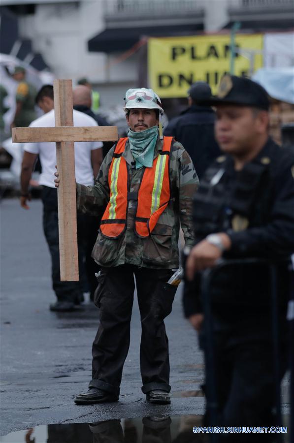 México eleva a 360 cifra de muertos por terremoto en en centro del país