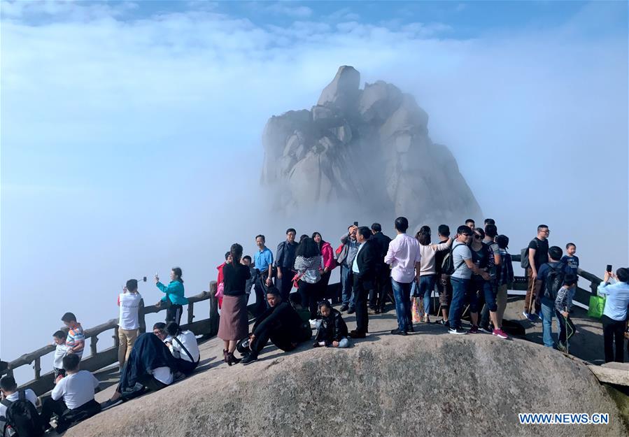 Los turistas disfrutan del paisaje de la monta?a de Tianzhu en Anhui