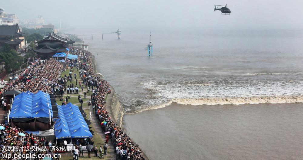 10.000 turistas acuden a Haining paraver la mareadel río Qiantang