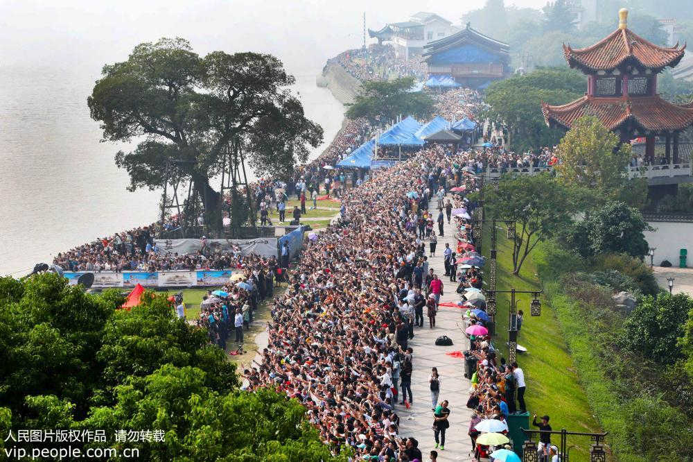 10.000 turistas acuden a Haining paraver la mareadel río Qiantang