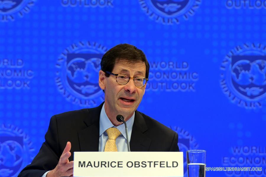 El economista en jefe del Fondo Monetario Internacional (FMI), Maurice Obstfeld, asiste a una conferencia de prensa en la sede del FMI, en Washington D.C., capital de Estados Unidos, el 10 de octubre de 2017. El Fondo Monetario Internacional (FMI) elevó el martes su pronóstico de crecimiento global para 2017 y 2018 debido a la amplia recuperación en Europa, China, Japón y Estados Unidos. (Xinhua/Yin Bogu)