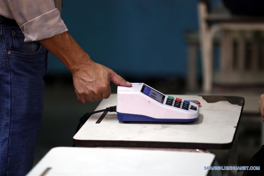 Un hombre se registra para emitir su voto durante las elecciones regionales, en un centro de votación en Petare, estado Miranda, Venezuela, el 15 de octubre de 2017. Venezolanos empezaron a concentrarse desde las 6:00 hora local de este domingo en los principales centros de votación habilitados por el Poder Electoral, para elegir a los 23 gobernadores que regirán por los próximos cuatro a?os. (Xinhua/Fausto Torrealba/AVN)