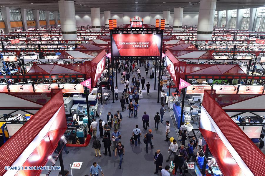 Comerciantes asisten a la Feria de Cantón en Guangzhou, capital de la provincia de Guangdong, en el sur de China, el 15 de octubre de 2017. (Xinhua/Liang Xu)