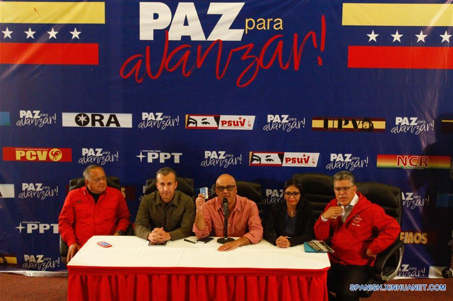 (De izq. a der.) El primer vicepresidente del Partido Socialista Unido de Venezuela, Diosdado Cabello, el vicepresidente de Venezuela, Tareck El Aissami, el alcalde del municipio Libertador y jefe de campa?a del Gran Polo Patriótico (GPP), Jorge Rodríguez, la presidenta de la Asamblea Nacional Constituyente, Delcy Rodríguez y el ministro para la Educación, Elías Jaua, participan en una conferencia de prensa sobre los resultados de las elecciones regionales, en Caracas, Venezuela, el 15 de octubre de 2017. El Consejo Nacional Electoral (CNE) de Venezuela anunció el domingo una victoria del gobernante Partido Socialista Unido de Venezuela (PSUV) con 17 gobernaciones ganadas, tras las elecciones regionales del domingo. La presidenta del CNE, Tibisay Lucena, ofreció una cifra de participación de 61.14 por ciento y la obtención de parte de la Mesa de la Unidad Democrática (MUD) de cinco gobernaciones, quedando un estado por definir sus resultados comiciales. (Xinhua/Boris Vergara)