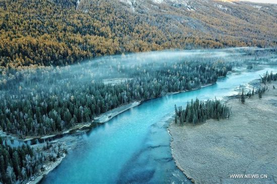 Impresionante paisaje oto?al en Kanas, Xinjiang