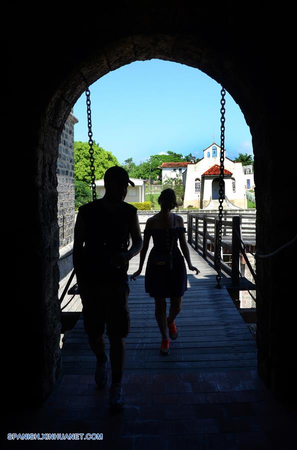 CIENFUEGOS, octubre 20, 2017 (Xinhua) -- Imagen del 14 de octubre de 2017 de turistas extranjeros visitando el Castillo de Jagua en la ciudad de Cienfuegos, Cuba. Ubicada a unos 250 kilómetros al sureste de La Habana, la ciudad de Cienfuegos se ha convertido en la nueva perla del turismo en Cuba con un creciente arribo de vacacionistas. La urbe, unas de las pocas de América fundada por franceses, se alza al borde de una amplia bahía que permite la llegada de cruceros y yates cargados de turistas, procedentes principalmente de Canadá, Alemania y Francia, los principales mercados de la isla, en ese orden. En esa localidad, de calles rectilíneas y arquitectura neoclásica, hay más de 700 casas particulares que rentan arriba de 1,400 habitaciones, las que se suman a las 861 disponibles que tienen las instalaciones hoteleras estatales. La singular arquitectura de la ciudad, diferente al resto de la isla, constituye un atractivo particular para los vacacionistas extranjeros, en especial para los canadienses, que por lo regular están un par de semanas en ese lugar, aunque algunos se quedan dos o tres meses. (Xinhua/Joaquín Hernández)