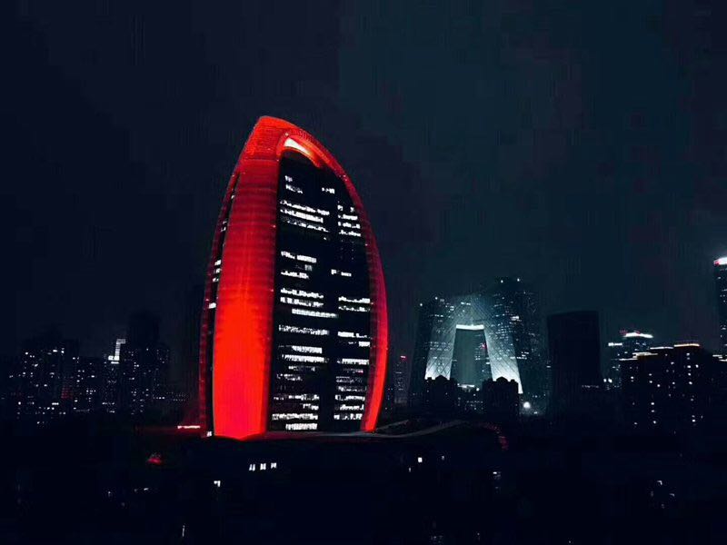 El edificio de los nuevos medios del Diario del Pueblo se viste de rojo en saludo al XIX Congreso del PCCh