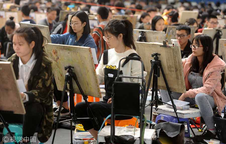 Miles de estudiantes de arte se preparan para el examen de ingreso a la universidad