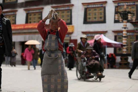 Devotos pegrinan a Lhasa, centro del budismo tibetano