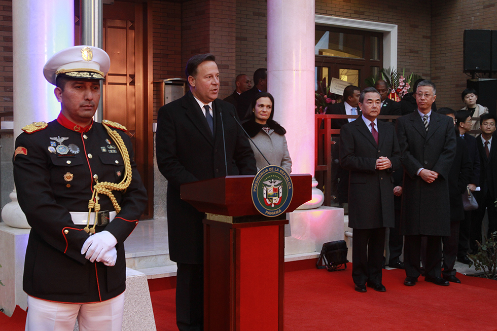 Como parte de su primera visita oficial al gigante asiático, el presidente de Panamá, Juan Carlos Varela, inauguró la primera embajada de su país en China. (Foto: YAC)