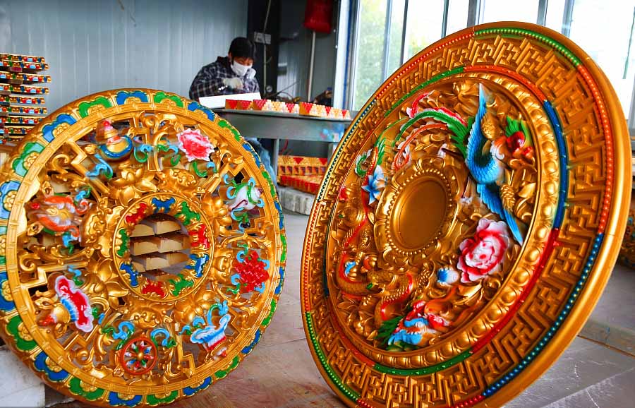 Un lugare?o construye decoraciones tibetanas para el hogar en la aldea Yanggang del poblado Jiuhua, en Rugao, provincia de Jiangsu, 20 de noviembre del 2017. [Foto: VCG]