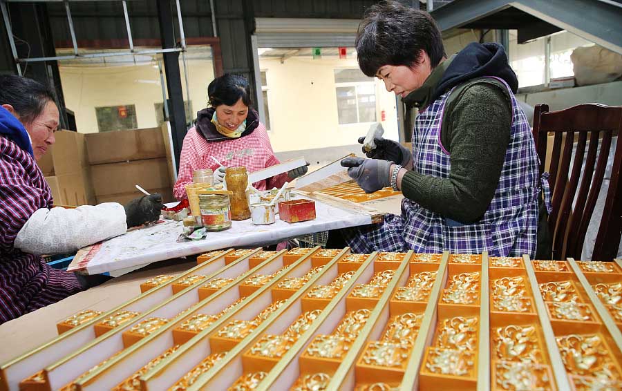 Lugare?os construyen decoraciones tibetanas para el hogar en la aldea Yanggang del poblado Jiuhua, en Rugao, provincia de Jiangsu, 20 de noviembre del 2017. [Foto: VCG]