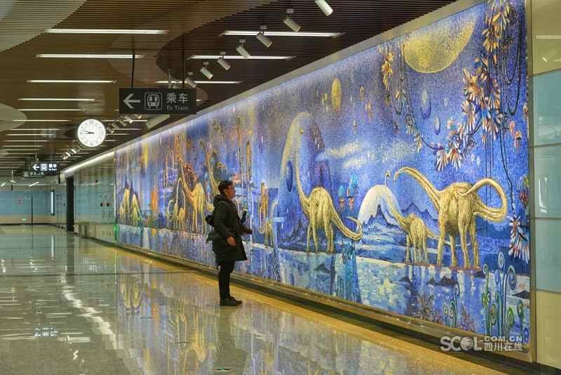 La nueva línea de metro de Chengdu luce las obras de artistas locales